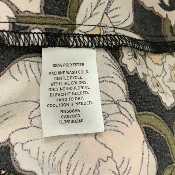 LEITH floral blouse with cris cross front details. Long wide sleeves. Size L - Picture 7 of 7